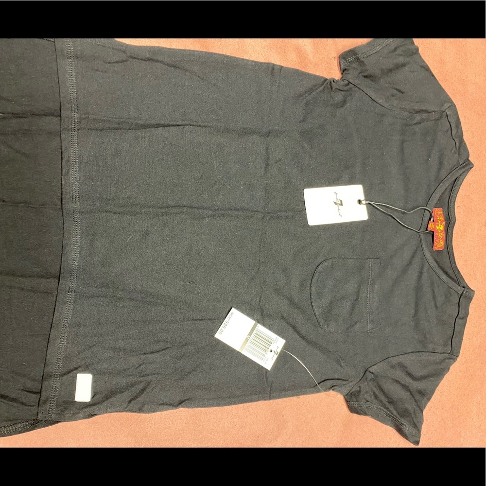 Black fitted tee